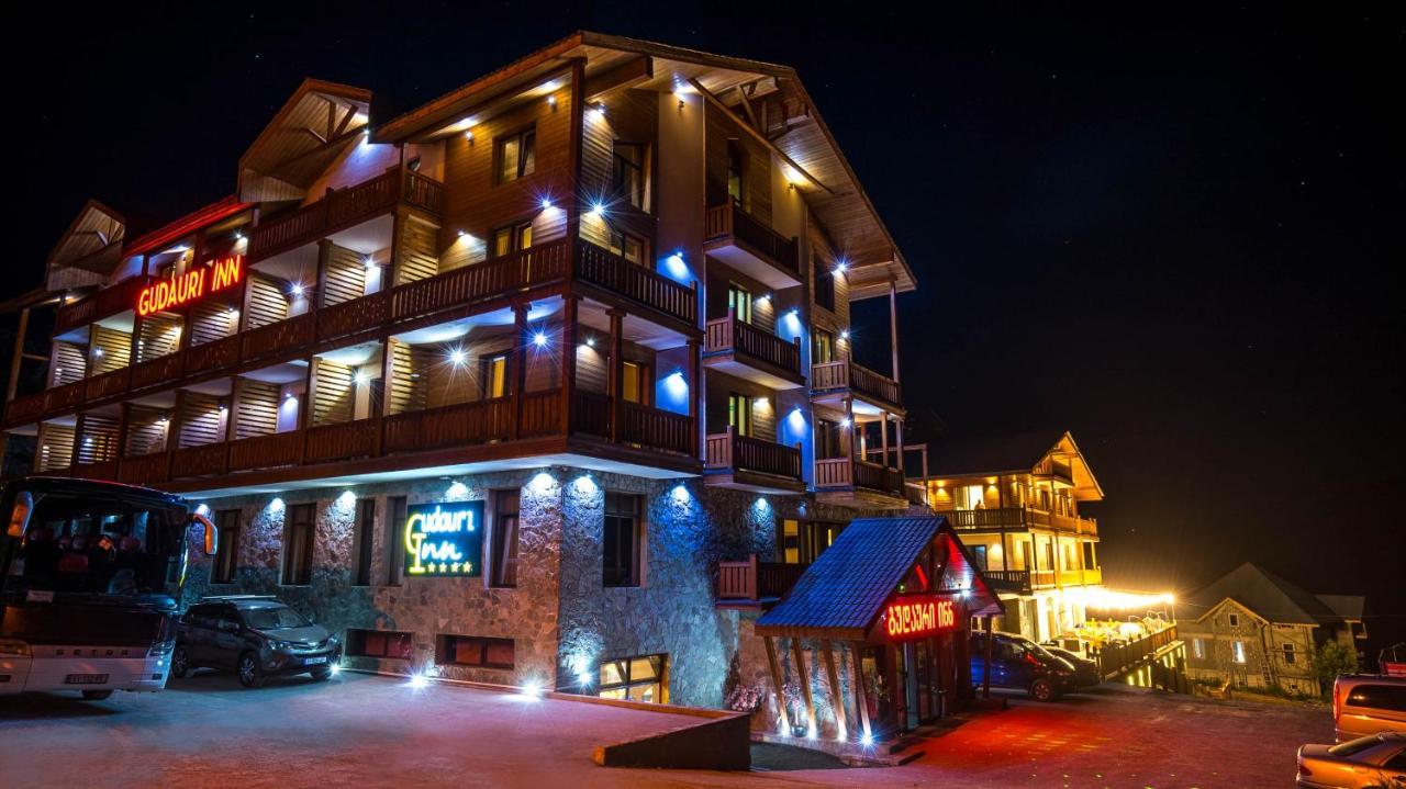 Gudauri Inn Ngoại thất bức ảnh Night view of the resort