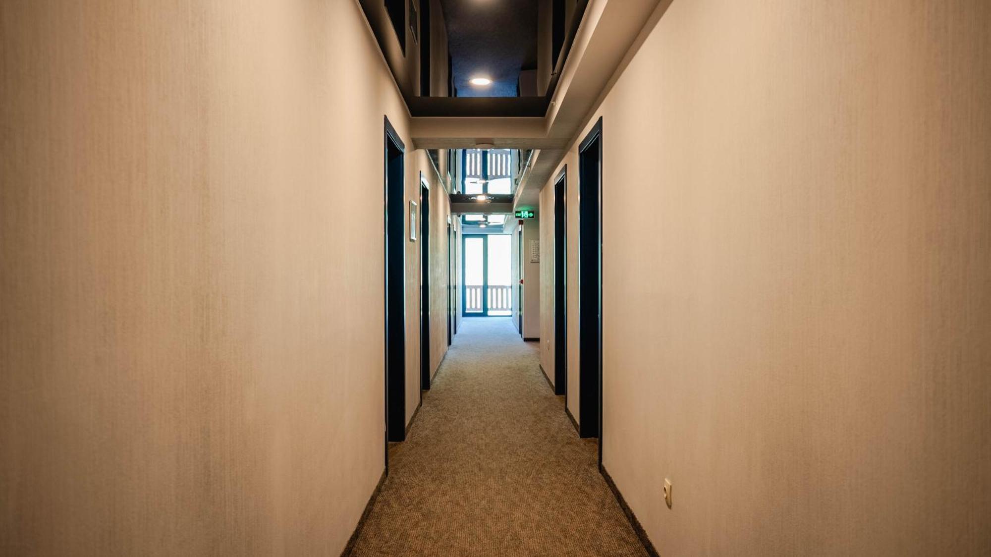 Gudauri Inn Ngoại thất bức ảnh A typical corridor